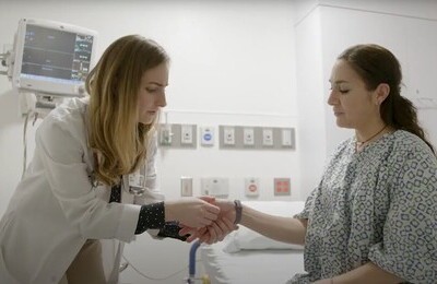 Кодирование Аквилонг в Ноябрьске Врач держит пациентку за руку